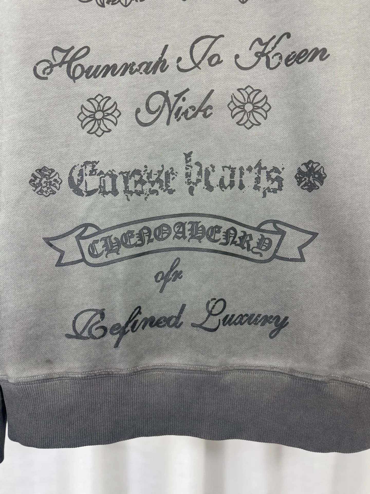 P260 top version, real shot without P, ​​different from market currency) 𝗖𝗵𝗿𝗼𝗺𝗲 𝗛𝗲𝗮𝗿𝘁𝘀/Cro Heart 2025 washed patch embroidery autumn and winter new original single counter American laser burnt 3D three-dimensional color embroidered couple casual sweatshirt 👑The highest version! Customized fabric 420g tripe terry fabric! American acid-washed and distressed original fabric laser burnt ✟appliqué embroidery and exquisite embroidery of letters! The best-selling model in the counter, very comfortable to wear. Accessories: original molded and authenticated collar label➕100% silk wash label. Genuine purchase-grade original hangtag➕matching hanging rope➕3D hanging beads➕original packaging bag. Craftsmanship: The original version has consistent wiring! The highest version of the armhole matching technique! Color: Earth Yellow Gray Black Size: S M L XL Style No.: 9320